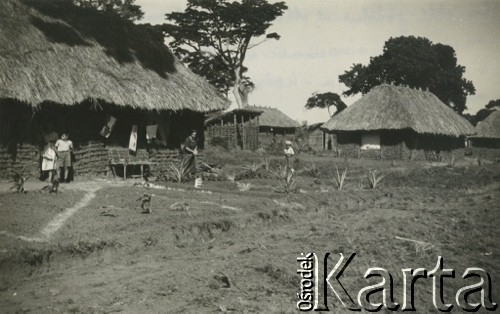 1945, Masindi, Uganda.
Osiedle polskie w Masindi. Domki, w których mieścił się sierociniec i internat dla młodzieży z osiedla Koja. [W osiedlu Masindi w latach 1942-1948 mieszkało ok. 5000 Polaków, którzy z żołnierzami Armii Andersa zostali ewakuowani z ZSRR do Iranu, a później do Afryki].
Fot. NN, zbiory Ośrodka KARTA , udostępniła Maria Wierzchowska [AW - II/1681]