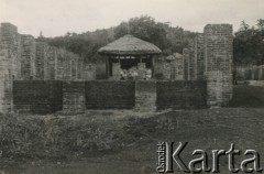 29.08.1943, Masindi, Uganda.
Budowa kościoła. [W osiedlu Masindi w latach 1942-1948 mieszkało ok. 5000 Polaków, którzy z żołnierzami Armii Andersa zostali ewakuowani z ZSRR do Iranu, a później do Afryki].
Fot. NN, zbiory Ośrodka KARTA , udostępniła Maria Wierzchowska [AW - II/1681]