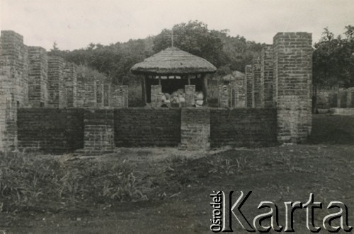 29.08.1943, Masindi, Uganda.
Budowa kościoła. [W osiedlu Masindi w latach 1942-1948 mieszkało ok. 5000 Polaków, którzy z żołnierzami Armii Andersa zostali ewakuowani z ZSRR do Iranu, a później do Afryki].
Fot. NN, zbiory Ośrodka KARTA , udostępniła Maria Wierzchowska [AW - II/1681]