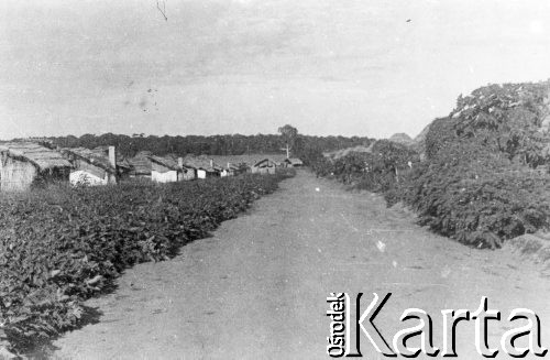 Lata 40-te, Koja, Uganda, Afryka Wschodnia.
Jedna z ulic polskiego osiedla dla uchodźców.
Fot. NN, zbiory Ośrodka KARTA, udostępniła Maria Wierzchowska