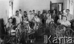 1944, Koja, Uganda, Afryka Wschodnia.
Warsztat tkacki i prządki.
Fot. NN, zbiory Ośrodka KARTA, udostępniła Maria Wierzchowska