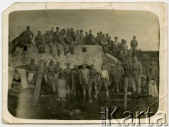 Przed wrześniem 1939, Polska.
Żołnierze nieznanej jednostki wojskowej. Stoi czwarty od lewej: Jan Wilczyński. 
Fot. NN, zbiory Ośrodka KARTA, kolekcja Krystyny Sieleckiej [AW III/ 28]