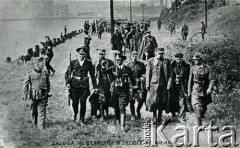 7.09.1939, Westerplatte. 
Załoga obrońców Westerplatte po kapitulacji.
Fot. NN, zbiory Ośrodka KARTA, kolekcja Krystyny Sieleckiej [AW III/ 28]