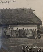 1933, Szczytyń, pow. Kamień Koszyrski, Poleskie woj., Polska.
Ludzie przed chatą.
Fot. NN, zbiory Ośrodka KARTA, kolekcję Eugeniusza Wilczyńskiego udostępniła Marta Simon.
 
