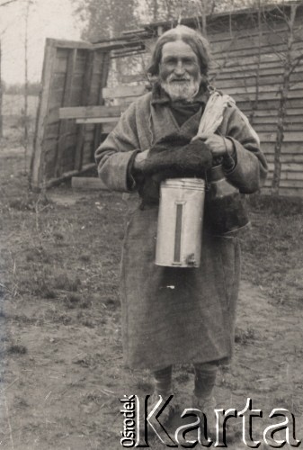 Przed 1939, Poleskie woj., Polska.
Dziad proszalny z bańką.
Fot. NN, zbiory Ośrodka KARTA, kolekcję Eugeniusza Wilczyńskiego udostępniła Marta Simon.
 
