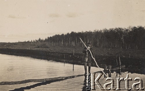 1934, Kamień Koszyrski, Poleskie woj., Polska.
Furman Stiopa Kozak na balu zanurzonym w wodzie.
Fot. Eugeniusz Wilczyński, zbiory Ośrodka KARTA, kolekcję Eugeniusza Wilczyńskiego udostępniła Marta Simon.
 
