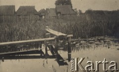 1934, Poleskie woj., Polska.
Poleska wieś, drewniany pomost i porośnięty szuwarami brzeg jeziora, w tle wiejskie zabudowania.
Fot. Eugeniusz Wilczyński, zbiory Ośrodka KARTA, kolekcję Eugeniusza Wilczyńskiego udostępniła Marta Simon.
 
