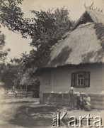 1938, Wielka Głusza, pow. Kamień Koszyrski, Poleskie woj., Polska.
Dzieci bawiące się przed chatą.
Fot. Eugeniusz Wilczyński, zbiory Ośrodka KARTA, kolekcję Eugeniusza Wilczyńskiego udostępniła Marta Simon.
 
