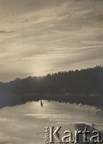 1936-1939, powiat Luboml, Wołyńskie woj., Polska.
Jezioro Świtaź, wędkarz, łódka.
Fot. Eugeniusz Wilczyński, zbiory Ośrodks KARTA, kolekcję Eugeniusza Wilczyńskiego udostępniła Marta Simon.
 
