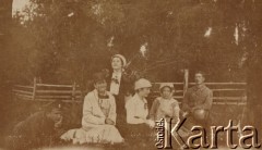 1915, Szepetówka, Ukraina, Rosja.
Rodzina Wojciechowskich, z lewej leży Antoni Wojciechowski (w mundurze żołnierza armii carskiej), druga od prawej Kazimiera Wojciechowska.
Fot. NN, zbiory Ośrodka KARTA, kolekcję Eugeniusza Wilczyńskiego udostępniła Marta Simon.
 
