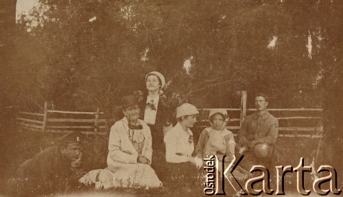 1915, Szepetówka, Ukraina, Rosja.
Rodzina Wojciechowskich, z lewej leży Antoni Wojciechowski (w mundurze żołnierza armii carskiej), druga od prawej Kazimiera Wojciechowska.
Fot. NN, zbiory Ośrodka KARTA, kolekcję Eugeniusza Wilczyńskiego udostępniła Marta Simon.
 

