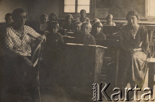 1926, Wyżwa, pow. Kowel, Wołyńskie woj., Polska.
Uczniowie i nauczycielki, w pierwszej ławce siedzą Andrzej i Kazik Wilczyńscy, obok z prawej Kazimiera Wilczyńska, kierowniczka szkoły.
Fot. NN, zbiory Ośrodka KARTA, kolekcję Eugeniusza Wilczyńskiego udostępniła Marta Simon.
 
