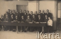 Przed 1939, Kowel, Wołyńskie woj., Polska.
Pracownicy Urzędu Ziemskiego, piąty od lewej stoi Eugeniusz Wilczyński.
Fot. NN, zbiory Ośrodka KARTA, kolekcję Eugeniusza Wilczyńskiego udostępniła Marta Simon.
 
