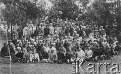 Przed 1939, Kamień Koszyrski okolice, Poleskie woj., Polska.
Uczniowie i nauczyciele ze szkoły w Kamieniu Koszyrskim na wycieczce w lesie.
Fot. NN, zbiory Ośrodka KARTA, kolekcję Eugeniusza Wilczyńskiego udostępniła Marta Simon.
 
