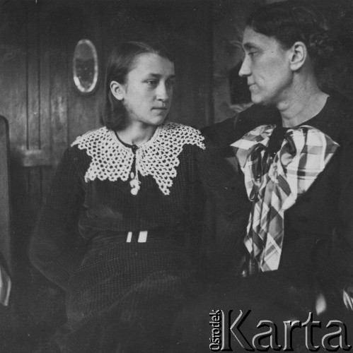 Przed 1939, Kowel, Wołyńskie woj., Polska.
Kazimiera Wilczyńska z córką Martą.
Fot. NN, zbiory Ośrodka KARTA, kolekcję Eugeniusza Wilczyńskiego udostępniła Marta Simon.
 
