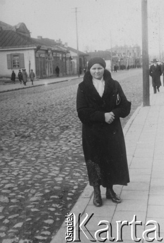 Przed 1939, Kowel, Wołyńskie woj., Polska.
Józia, gospodyni rodziny Wilczyńskich.
Fot. NN, zbiory Ośrodka KARTA, kolekcję Eugeniusza Wilczyńskiego udostępniła Marta Simon.
 
