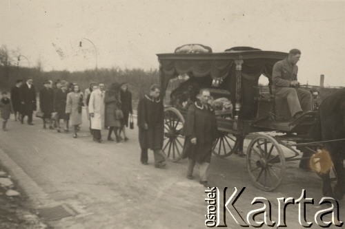 1947, Wrocław, Polska.
Pogrzeb Heleny Wojciechowskiej, ciotki Marty Simon.
Fot. NN, zbiory Ośrodka KARTA, kolekcję Eugeniusza Wilczyńskiego udostępniła Marta Simon.
 
