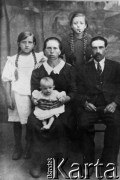 1941, Dżetygara, Kustanajska obł., Kazachstan, ZSRR.
Rodzina Honoraty Jaśkiewicz deportowana do ZSRR, na zdjęciu rodzice: Kazimierz i Katarzyna oraz siostry Karolina, Emilia i Honorata.
Fot. NN, zbiory Ośrodka KARTA, udostępniła Honorata Jaśkiewicz
