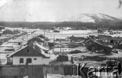 Lata 50., Siemczan, Magadańska obł. Kołyma, ZSRR.
Widok osiedla, w którym mieszkali zesłańcy, w tle góry.
Fot. NN, zbiory Ośrodka KARTA, udostępnił Aleksander Astasewicz