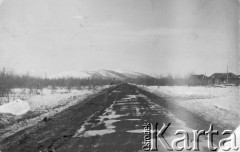 Lata 50., Siemczan, Magadańska obł., Kołyma, ZSRR.
Fragment krajobrazu, droga, w tle góry.
Fot. NN, zbiory Ośrodka KARTA, udostępnił Aleksander Astasewicz