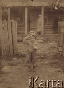 Maj 1916, Ignapol, Wileńszczyzna, Cesarstwo Rosyjskie.
Justyn Siemienas z matką i ciotką Teklą przed domem, zdjęcie wykonał stryj Ksawery Siemienas, żołnierz armii carskiej, podczas urlopu spędzanego w domu.
Fot. Ksawery Siemienas, zbiory Ośrodka KARTA, udostępnił Justyn Siemienas
