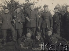 1936, Mołodeczno, woj. wileńskie, Polska.
Żołnierze 4 kompanii 86 pułku piechoty w ostatnich tygodniach czynnej służby wojskowej, drugi od lewej stoi Justyn Siemienas.
Fot. NN, zbiory Ośrodka KARTA, udostępnił Justyn Siemienas