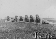 1938, Mołodeczno, woj. wileńskie, Polska.
Ćwiczenia rezerwistów, obsługa ciężkiego karabinu maszynowego podczas zajęć z terenoznawstwa, drugi od prawej leży Justyn Siemienas.
Fot. NN, zbiory Ośrodka KARTA, udostępnił Justyn Siemienas