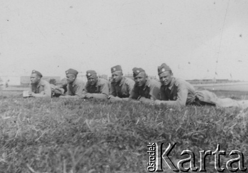 1938, Mołodeczno, woj. wileńskie, Polska.
Ćwiczenia rezerwistów, obsługa ciężkiego karabinu maszynowego podczas zajęć z terenoznawstwa, drugi od prawej leży Justyn Siemienas.
Fot. NN, zbiory Ośrodka KARTA, udostępnił Justyn Siemienas