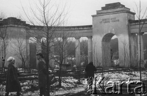 1966, Lwów, Ukraina, ZSRR.
Zdewastowany Cmentarz Obrońców Lwowa.
Fot. NN, zbiory Ośrodka KARTA, udostępniła Kamila Brodowska.