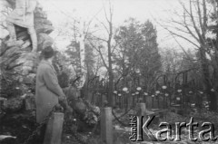 1966, Lwów, Ukraina, ZSRR.
Cmentarz Łyczakowski, fragment pomnika Szymona Wizunasa Szydłowskiego, uczestnika Powstania Styczniowego,
Fot. NN, zbiory Ośrodka KARTA, udostępniła Kamila Brodowska.