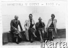 1939, Gdynia, woj. pomorskie, Polska.
Rodzina Brodowskich na wakacjach w Gdyni kilka tygodni przed wybuchem wojny; siedzą od lewej: Feliks Brodowski (ojciec), Zofia Brodowska (matka) oraz dzieci - Zygmunt i Wanda.
Fot. NN, zbiory Ośrodka KARTA, udostępniła  Kamila Brodowska