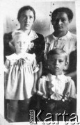 10.05.1944, Pawłodar, Pawłodarska obł., Kazachstan, ZSRR.
Polacy deportowani do Kazachstanu: Henryka Ciborowska z córką Ewą i jej siostra Stanisława Bobrowska z synem Rajmundem.
Fot. NN, zbiory Ośrodka KARTA, udostępniła Ewa Jeżyna