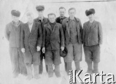16.03.1955, Susuman, Magadańska obł., ZSRR.
Byli więźniowie łagrów, brygada robocza, drugi z prawej: Kazimierz Klimaszewski.
Fot. NN, zbiory Ośrodka KARTA, udostępniła Maria Klimaszewska.
