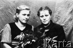 17.06.1944, Owczynnikowo, Ałtajski Kraj, ZSRR.
Polki deportowane do ZSRR; od lewej: Janka Bortko i Irena Bejnarowicz.
Fot. NN, zbiory Ośrodka KARTA, udostępniła Irena Bejnarowicz