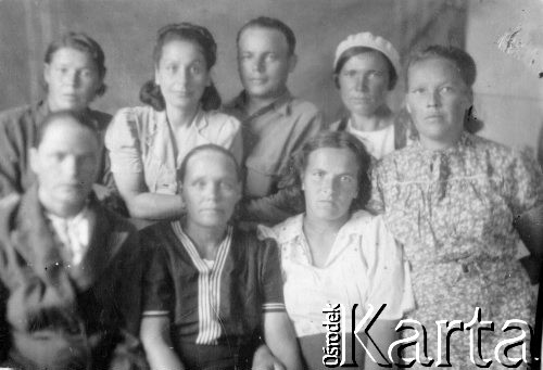 Wiosna 1944, Sołoniczki, Karagandyjska obł., Kazachstan, ZSRR.
Pracownicy stołówki w Sołoniczkach; stoją od lewej: Marusia - Tatarka, Stanisława Smarzewska - Polka, Adam Barymgiercyg - polski Żyd z Krakowa, kasjer w całym obwodzie, Marusia, Niura, Damasza, Maria Wołkowa-Wasiliewna - kierowniczka stołówki (cztery ostatnie to Rosjanki), ostatnia Helena Koamil - Polka, w stołówce - kasjer, zaopatrzeniowiec i 