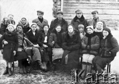 1940, Kowal, Siewierokazachski obwód, Kazachstan, ZSRR
Zesłańcy, w pierwszym rzędzie od lewej: Fila Drozdówna, Wiktoria Naruszewicz, Kupidura, Skałecka, Janina Naruszewicz, Maria Szusterówna, Marian Nowak, Anna Naruszewicz, Alina Nowakówna [obecnie Wawrzyńska], Irena Naruszewicz, w drugim rzędzie stoją od lewej: Irena Gajkówna, Czesława Drozdówna, Józef Naruszewicz, Wasyl Skałecki, Piotr Magryn, Kupidura.
Fot. NN, zbiory Ośrodka KARTA, udostępniła Alina Wawrzyńska.

