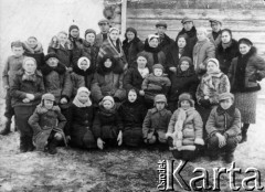 1940, Kowal, rej. Mamlutka, Siewierokazachska obł., Kazachstan.
Grupa Polaków deportowanych do kołchozu Kowal. Od lewej do prawej siedzą: p. Gajkowa, Józef Naruszewicz, Antonina Naruszewicz, p. Woronowiczowa, kobieta z dzieckiem NN, p. Grudziłowiczowa i Modesta Nowakowa (matka Aliny Wawrzyńskiej); stoją od lewej: Gajek, Czesia Drozdówna, Irka Gajkówna, Wicia Naruszewicz, p. Drozdowa, Kupidura, siostra Kupidury, Irena Naruszewicz, Anka Naruszewicz, Wasyl Skałecki, siostra Skałeckiego, Piotr Magryn, kobieta NN, Józik Naruszewicz, Marysia Szusterówna i Janka Naruszewicz; siedzą na dole od lewej: Gajek, Alina Nowakówna (Wawrzyńska), Fila Drozdówna, Skałecka, chłopiec NN, Marian Nowak i Henio Naruszewicz.
Fot. NN, zbiory Ośrodka KARTA, udostępniła Alina Wawrzyńska.
