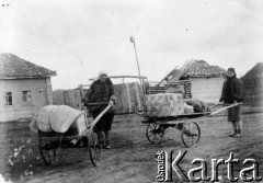 1940, Kowal, rej. Mamlutka, Siewierokazachska obł., Kazachstan, ZSRR.
Wiktoria i Janina Naruszewiczówny, deportowane do ZSRR, podczas przeprowadzki w kołchozie Kowal.
Fot. NN, zbiory Ośrodka KARTA, udostępniła Alina Wawrzyńska.
