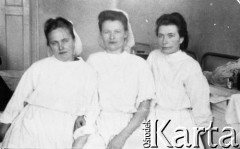 1954, Magadan, Magadańska obł., ZSRR.
Anna Kaniewska, pracująca w szpitalu jako sanitariuszka, wraz z koleżankami. Zdjęcie zrobiono podczas dyżuru; jedna z jej koleżanek pochodziła z Równego, druga z Drohobycza.
Fot. NN, zbiory Ośrodka KARTA, udostępniła Anna Kaniewska