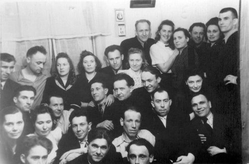 1955, Magadan, Kołyma, ZSRR.
Polacy zwolnieni z łagrów; drugi rząd od lewej: Nela Kozak-Mackiewiczowa, Adela Merlak, NN, Anatol Jatkiewicz, NN, Witold Szmigiero, trzeci rząd: NN, Stanisław Jachiewicz, Andrzej Mackiewicz, NN, NN, Jadwiga Szmigiero, czwarty rząd: NN, NN, Felicja Gielnowiec, Janina Stundis, Kazimierz Jacewicz, Czesława Jacewiczowa, piąty rząd: Witold Wysocki, Kazimiera Zajączkowska, Józef Nosowicz, Józefa Nosowiczowa, Alina Kopisto, NN.
Fot. NN, zbiory Ośrodka KARTA, udostępniła Jadwiga Szmigiero.