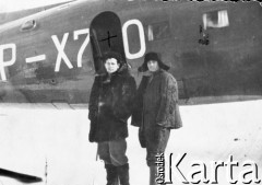 Lata 50-te, Kołyma, Magadańska obł., ZSRR.
Leon Cydzik z kolegą na tle samolotu, którym dostarczano zaopatrzenie dla łagru.
Fot. NN, zbiory Ośrodka KARTA, udostępniła Maria Cydzik