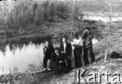 Lata 50-te, Kołyma, Magadańska obł., ZSRR.
Grupa więźniów łagru. Pierwszy z prawej stoi: Leon Cydzik (z aparatem fotograficznym).
Fot. NN, zbiory Ośrodka KARTA, udostępniła Maria Cydzik