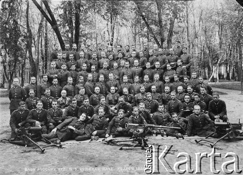 1930, Kraków, Polska.
Batalion Podchorążych Rezerwy nr 5 Kompanii Karabinów Maszynowych, w trzecim rzędzie z lewej stoi Paweł Pindur.
Fot. NN, zbiory Ośrodka KARTA, udostępniła Longina Pindur.