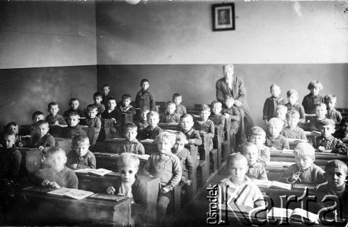 Lata 30-te, brak miejsca, Polska.
Paweł Pindur w klasie ze swoimi uczniami.
Fot. NN, zbiory Ośrodka KARTA, udostępniła Longina Pindur.