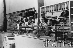 1946, Szczecin, Polska.
Pani Stenia i pani Ania, sprzedawczynie w sklepie z artykułami różnymi przy ulicy Krasińskiego.
Fot. NN, zbiory Ośrodka KARTA, udostępniła Pelagia Walkowiak.