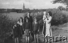 Lipiec 1945, Szczecin, Polska.
Bratowa Pelagii Walkowiak z dziećmi i siostrzenicą Bożenką, w tle kościół.
Fot. NN, zbiory Ośrodka KARTA, udostępniła Pelagia Walkowiak.