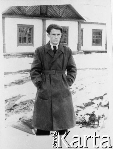 1954, Orotukan, Kołyma, Magadańska obł., ZSRR.
Antoni Skrenda zesłany do Orotukanu - na tle budynku dyrekcji przedsiębiorstwa, w którym pracował.
Fot. NN, zbiory Ośrodka KARTA, udostępnił Henryk Witrylak