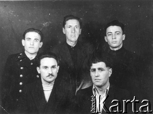 Lata 50., Bolszoj Kanion, Kołyma, Magadańska obł., ZSRR.
Polacy zesłani do kopalni rudy cynku Bolszoj Kanion, siedzi pierwszy z lewej: Henryk Witrylak.
Fot. NN, zbiory Ośrodka KARTA, udostępnił Henryk Witrylak