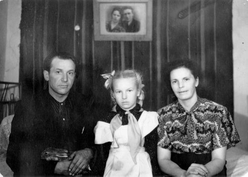 1955, Bolszewik, Magadańska obł., Kołyma, ZSRR.
Rodzina Kasperowiczów podczas przymusowego osiedlenia w posiołku Bolszewik, w środku Anna Kasperowicz w stroju pionierki.
Fot. NN, zbiory Ośrodka KARTA, udostępnił Paweł Kasperowicz.