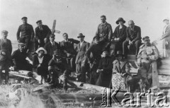 1922, Dawidgródek, powiat Łuniniec, Polesie, Polska.
Osadnicy wojskowi podczas poświęcenia budowy domu, trzeci od lewej siedzi kpt. Walenty Sztaba, obok jego żona.
Fot. NN, zbiory Ośrodka KARTA, udostępniła Jadwiga Kiszakiewicz.

